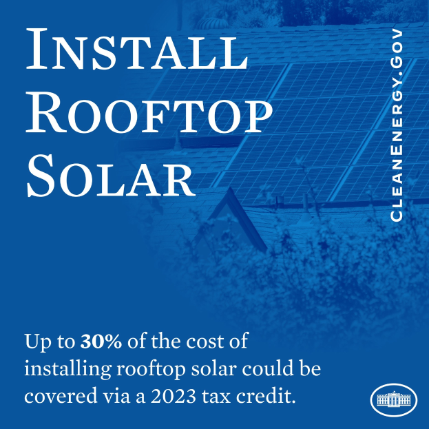 Plakat mit Text über einen 2023-Steuerkredit, der bis zu 30 % der Kosten für die Installation von Dachsolaranlagen deckt, mit Bäumen und einem Gebäude mit Solarpanelen im Hintergrund.