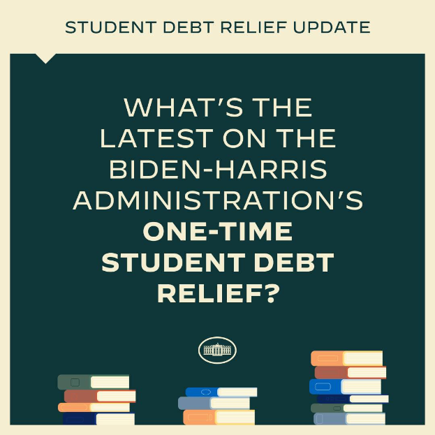 Ein Plakat mit der Aufschrift "Was gibt es Neues zum einmaligen Schuldenentlastungsprogramm der Biden-Harris-Regierung?" oben und Bühchern unten.