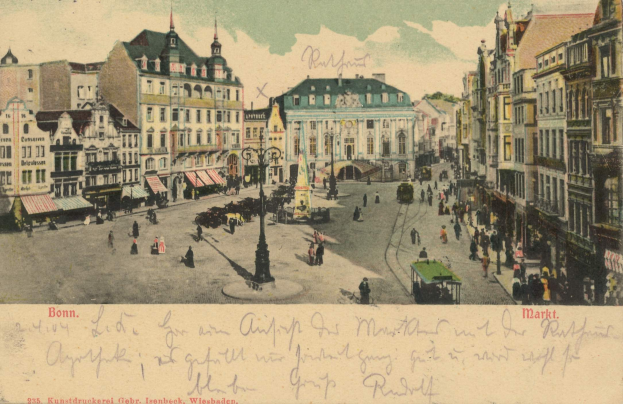 Schwarz-weiß-Postkarte einer Stadtstraße in Wiesbaden, Deutschland, mit Fußgängern, Gebäuden, Laternen und einem bewölkten Himmel.