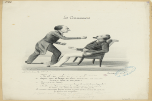 Zwei Männer, einer sitzend und einer stehend, streiten sich über ein Papier mit Text, was eine formelle Umgebung andeutet.