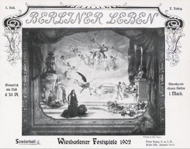 Schwarz-weißes Foto einer Bühne von den 1902 Wiesbadener Festspielen mit Darstellern in traditioneller deutscher Tracht, bunten Bühnendekorationen und einem applaudierenden Publikum im Hintergrund.