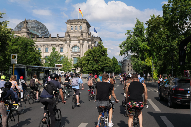 ADFC und Radentscheid fordern Radweg auf der Landstraße zwischen Dietzenbach und Heusenstamm