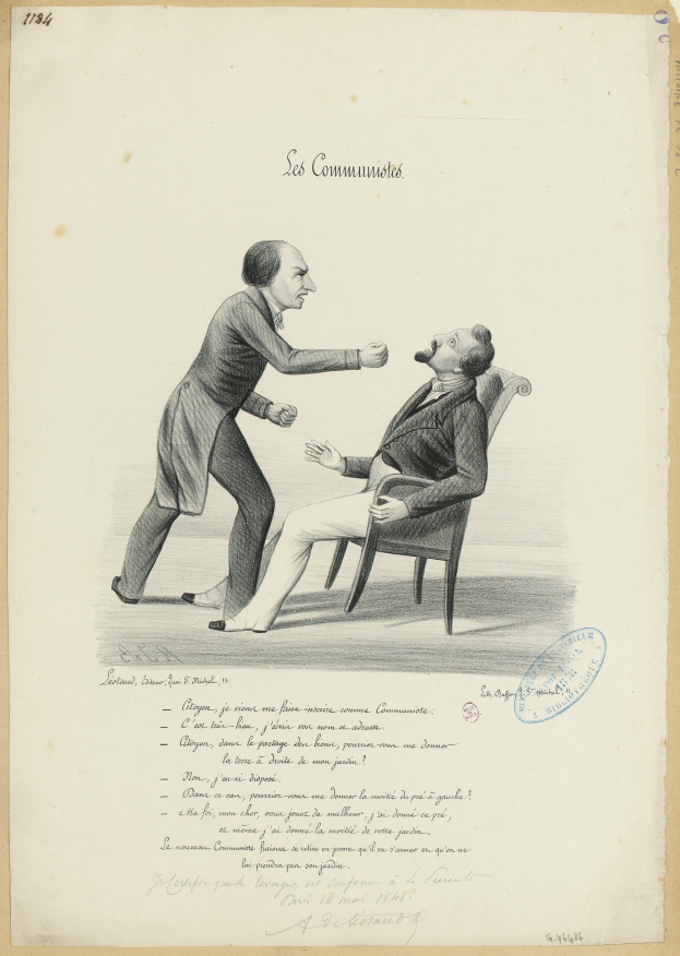 Zwei Männer, einer sitzend und einer stehend, streiten sich über ein Papier mit Text, was eine formelle Umgebung andeutet.