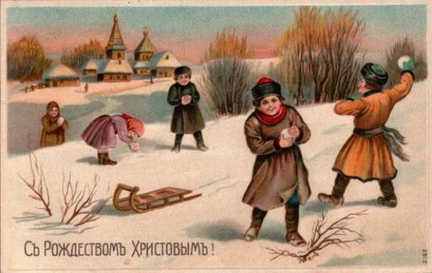 Eine Gruppe von Kindern, die im Schnee mit einem Schlitten spielt, umgeben von Pflanzen, Bäumen und Häusern im Hintergrund, mit dem Text "Russisches Weihnachtsgrußkarte" unten.