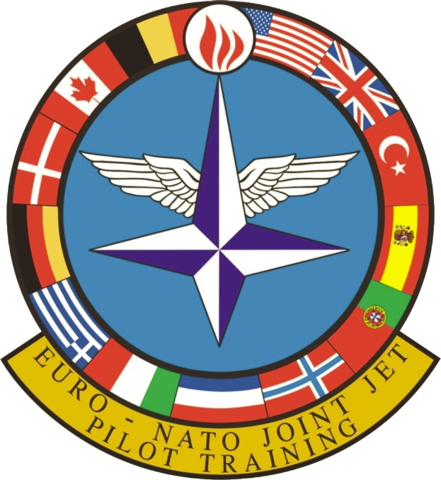 Blauer Kreis mit einem weißen Stern in der Mitte, umgeben von vierfarbigen Flaggen, und weißer Schrift, die 'NATO Joint Jet' liest.