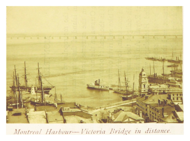 Altes Schwarz-Weiß-Foto eines Hafens mit ankernden Booten, umgeben von Gebäuden und einer Brücke im Hintergrund, mit Text unten.