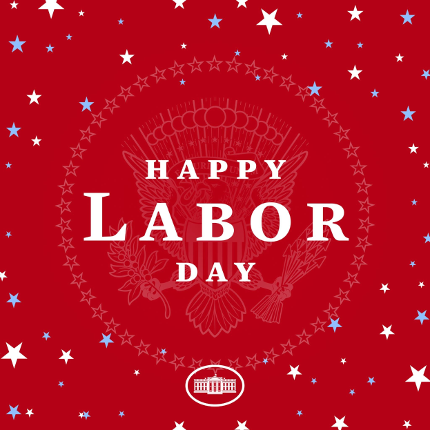 Plakat mit "Glücklicher Arbeitstag" in fetter weißer Schrift auf einem hellroten Hintergrund, umgeben von farbigen Sternen verschiedener Größen.