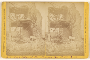 Ein Schwarz-Weiß-Foto eines abbruchreifen Gebäudes mit zerbrochenen Fenstern und Schutt, überlagert mit zwei Bildern und Text.