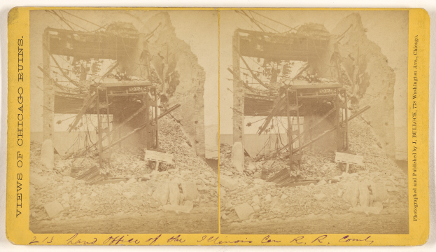 Ein Schwarz-Weiß-Foto eines abbruchreifen Gebäudes mit zerbrochenen Fenstern und Schutt, überlagert mit zwei Bildern und Text.