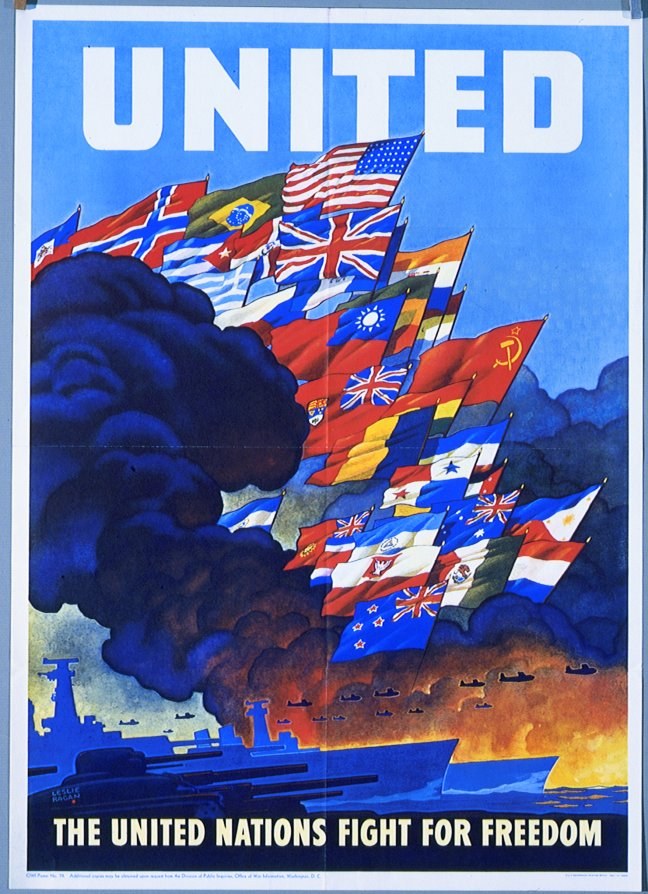 Plakat mit "Vereinte Nationen kämpfen für Freiheit" in weißer Schrift auf einem navyblauen Hintergrund, umgeben von Flaggen mit roten, weißen und blauen Streifen, die in einem Kreis angeordnet sind.