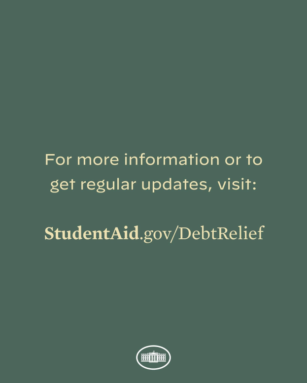 Grüner Hintergrund mit weißer Schrift, die "Für mehr Informationen oder regelmäßige Updates besuchen Sie StudentAid.gov/DebtRelief" und ein Logo unten.