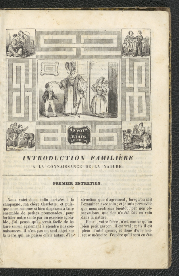 Offenes Buch mit einer Familienillustration auf einer schwarzen Oberfläche, enthaltend Text und Bilder, die die Familie einführen.