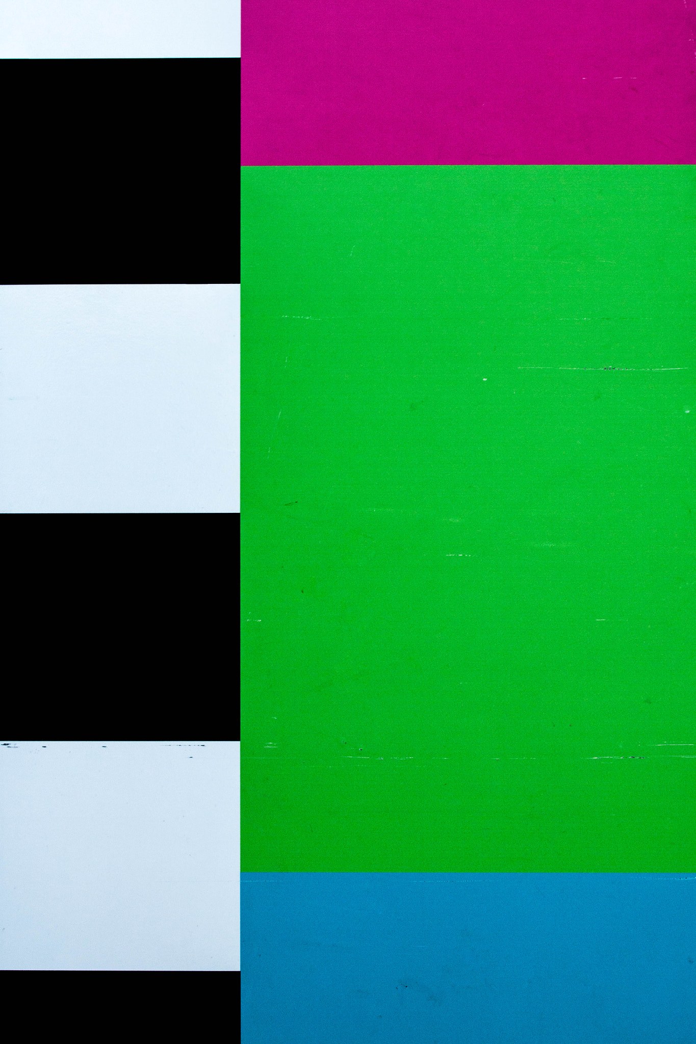 Leuchtendes TV-Bildschirm-Display mit grün, pink, blau und schwarzem Farbschema.