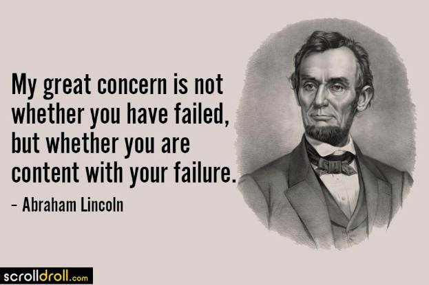 Portrait von Abraham Lincoln mit ernstem Gesichtsausdruck, der einen Anzug und eine Krawatte trägt, mit der Inschrift "Mein großer Kummer besteht nicht darin, ob Sie gescheitert sind, sondern ob Sie mit Ihrem Scheitern zufrieden sind" darunter in fetter Schrift.