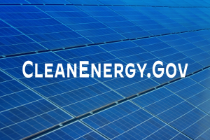 Ein blaues Solarpanel mit dem weißen Text "Clean Energy Gov" in der Mitte, in einem Gittermuster angeordnet.