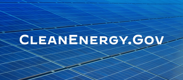 Ein blaues Solarpanel mit dem weißen Text "Clean Energy Gov" in der Mitte, in einem Gittermuster angeordnet.