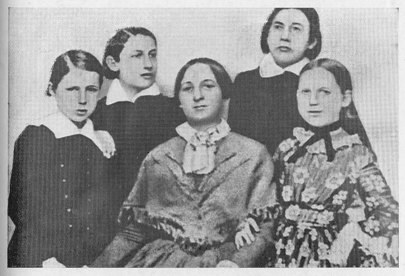 Schwarzes und weißes Foto einer Gruppe von Frauen in der Frauenwahlrechtsbewegung, mit einer Frau in der Mitte sitzend.