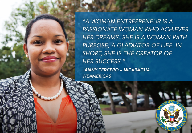 Eine Frau-Unternehmerin in einem schwarzen und weißen Jackett und einem orangefarbenen Kleid steht vor einer Kulisse aus Bäumen, Fahrzeugen und Himmel, mit einem Logo und Text über ihren Zweck und Erfolg auf der rechten Seite.