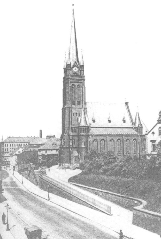 Schwarzes und weißes Foto einer Straße mit St. Peter Kirche im Hintergrund in Wiesbaden, Deutschland