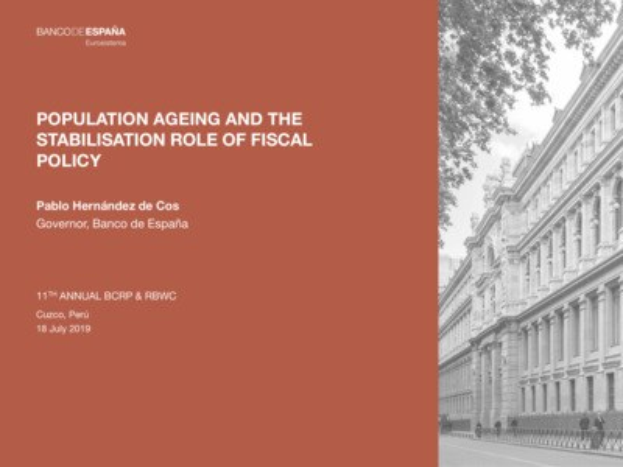 Schwarzes und weißes Bild eines Gebäudes auf der rechten Seite mit Menschen, die auf der Straße vorüber gehen, und Text auf der linken Seite, der "Älterung der Bevölkerung und die Stabilisierungsrolle der Fiskalpolitik" liest.