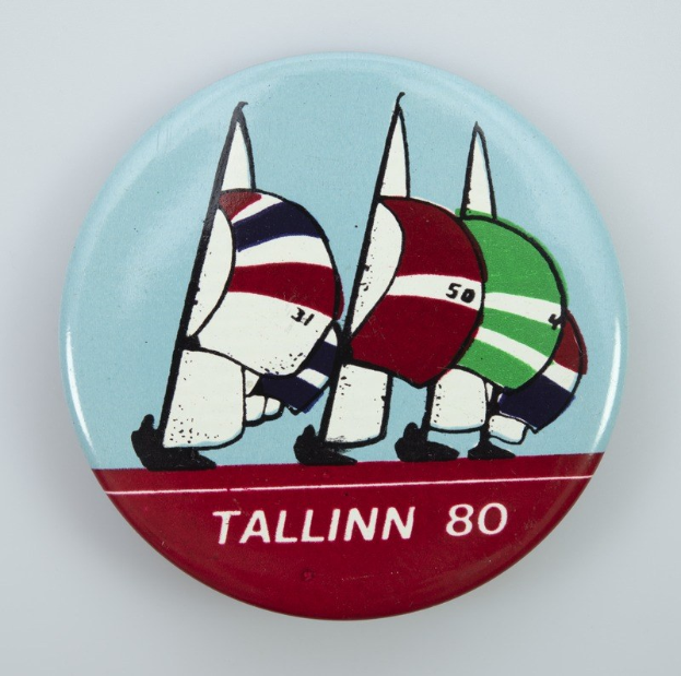 Der lettische EU-Abgeordnete Kols überreichte Kaja Kallas ein Aufkleber mit einem "Baltischen Chihuahua" vor dem Hintergrund der Flaggen der Baltischen Staaten